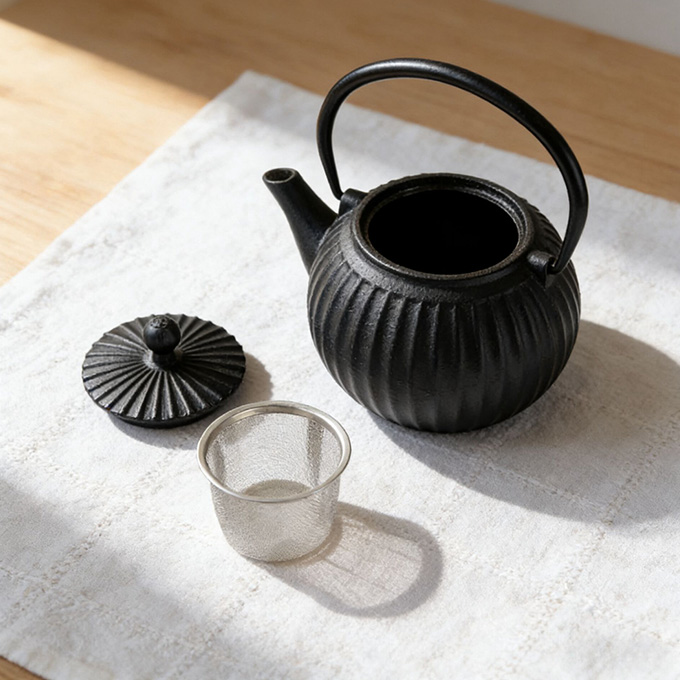 Teekessel aus Gusseisen mit Teesieb, japanisches Tetsubin