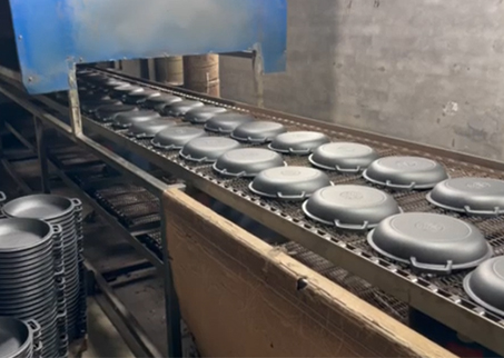 Produktionslinie f&uuml;r gusseiserne Pfannen
